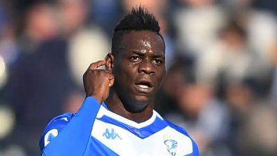 Balotelli back in Serie A after signing for Genoa