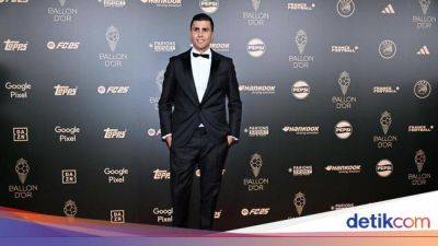 Bobby Charlton - Luis Suarez - Luka Modric - Franz Beckenbauer - Fabio Cannavaro - Luis Figo - Lothar Matthaus - Pavel Nedved - Zinedine Zidane - Rodri dan Non-Penyerang yang Sukses Menangi Ballon d'Or - sport.detik.com
