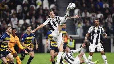 Juventus lose ground in title race after 2-2 draw with Parma