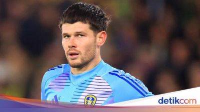 Lagi Unggul di Injury Time, Kiper Leeds Bikin Blunder Sefatal Ini