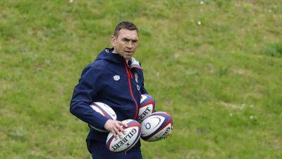 Assistant coach Sinfield to continue with England role