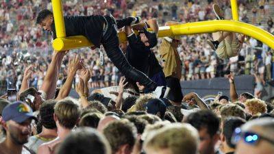 Vanderbilt, Arkansas fined for fans storming field after upset wins - ESPN