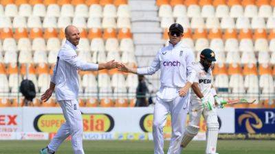 Pakistan 556 all out v England in opening test