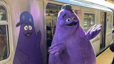 Grimace arrives for Mets' NLDS game on custom 7 train - ESPN