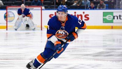 Mathew Barzal leaves Islanders road trip with injury - ESPN