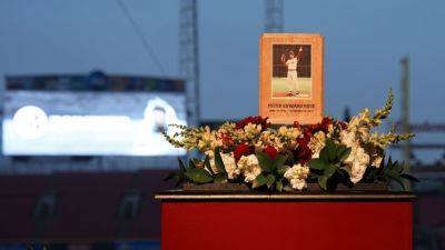 Reds honor Pete Rose with 14-hour visitation at stadium - ESPN