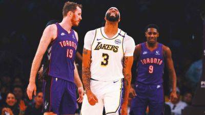 Lakers' Anthony Davis injures eye while blocking Jakob Poeltl's dunk attempt