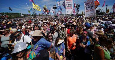 Fans brand Glastonbury queue 'boring' as thousands scramble online for tickets