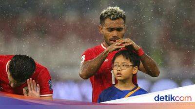 Aksi Pemain Timnas "Payungi" Pendamping Garuda - sport.detik.com - Indonesia