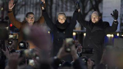 Russian opposition figures march against Putin in Berlin