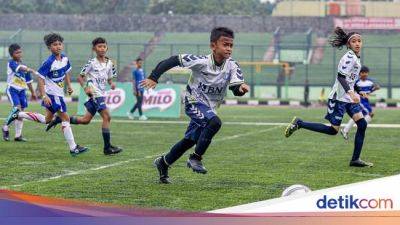 Semangat Peserta U-10 dan U-12 Tanding di Stadion Siliwangi Bandung - sport.detik.com