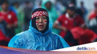 Suporter Rela Hujan-hujan untuk Dukung Timnas Indonesia di GBK