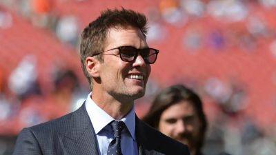NFL great Tom Brady laces up skates, gets lessons from NHL legend Tie Domi