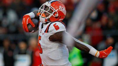 Last-minute touchdown pass lifts Illinois to eighth victory - ESPN