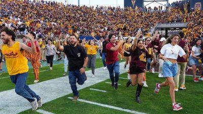Ross D.Franklin - Arizona State fans storm field with time on clock, causing lengthy delay; Sun Devils post last-second win - foxnews.com - state Arizona