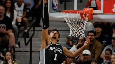 Victor Wembanyama shows rust early, rallies Spurs in return - ESPN