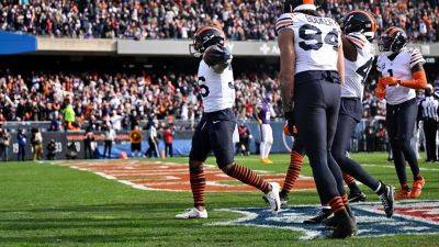 Sam Darnold - Aaron Jones - Quinn Harris - Simone Biles - Bay - Jonathan Owens - Simone Biles' husband, Jonathan Owens, mimics wife's gymnast pose for fumble recovery celebration - foxnews.com - Los Angeles - state Minnesota - county Green