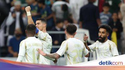 Cristiano Ronaldo - Sergio Rico - Brace Cristiano Ronaldo Bawa Al-Nassr Kalahkan Al-Gharafa 3-1 - sport.detik.com