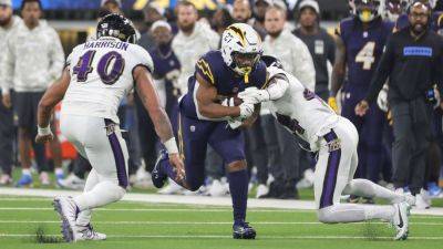Source - Chargers RB J.K. Dobbins has sprained MCL, likely out - ESPN