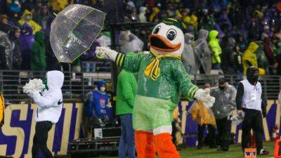 Oregon's Duck mascot sends jabs to Washington's Harry the Husky - ESPN