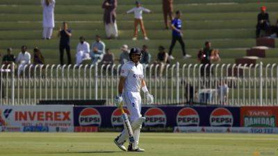 Joe Root - Zak Crawley - Jacob Bethell - Matt Henry - Tim Southee - Nathan Smith - Glenn Phillips - England lose three early wickets after dismissing NZ for 348 - channelnewsasia.com - New Zealand