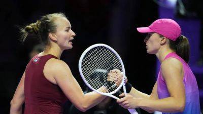 Swiatek battles past Krejcikova in WTA Finals opener