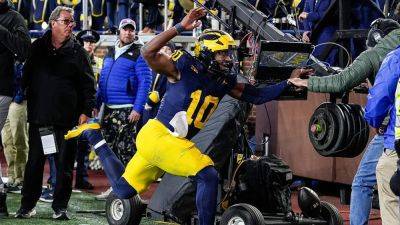 Dillon Gabriel - Michigan's trick play fails miserably; backup quarterback gets leveled by television camera - foxnews.com - Usa - state Oregon - state Michigan