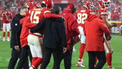 Mahomes shrugs off 'scary' injury to key K.C. win, expects to face Denver - ESPN