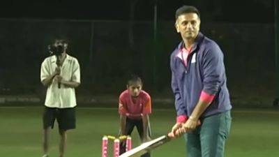 Rahul Dravid - Rajasthan Royals Cricket Cup 2024: Rahul Dravid Plays Cricket With U19 Girls - sports.ndtv.com - India