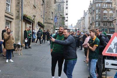 Siya Kolisi - WATCH | Diehard SA fans camp outside team hotel to greet Siya and their Springbok heroes - news24.com - Britain - Scotland - South Africa