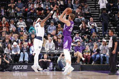 Devin Booker - Kevin Durant - Andrew Wiggins - Lauri Markkanen - Mike Budenholzer - Grayson Allen - Durant and Booker lead NBA Suns over Warriors - guardian.ng - county Dallas - state Utah - Greece