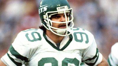 Documentary to show tense Mark Gastineau-Brett Favre rift from '23 - ESPN