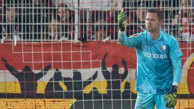 Bundesliga teams protest after goalkeeper struck by object - ESPN