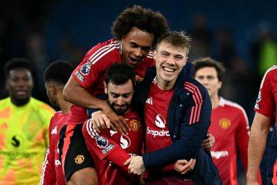 Manchester United earn dramatic late win at Man City