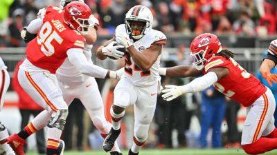 Browns RB Nick Chubb breaks foot in loss to Chiefs - ESPN
