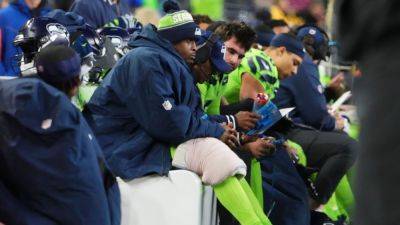 Seahawks QB Geno Smith injures knee in loss to Packers - ESPN