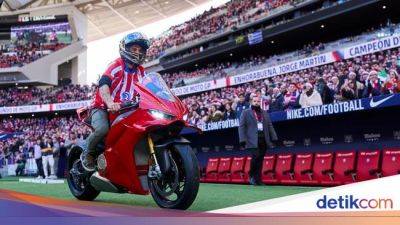 Brum, brum! Momen Jorge Martin Motoran Masuk Lapangan Bola