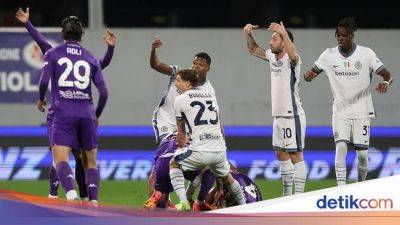Denzel Dumfries - Edoardo Bove - Marcus Thuram - Panik, Sedih, dan Frustrasi saat Edoardo Bove Kolaps - sport.detik.com