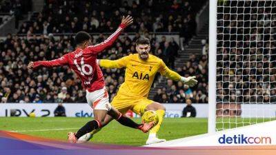 Bruno Fernandes - Fraser Forster - Dominic Solanke - Pedro Porro - Joshua Zirkzee - Altay Bayindir - Cerita Horor Dua Kiper di Tottenham Vs MU - sport.detik.com