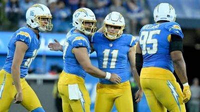 Patrick Mahomes - Josh Harris - Chargers take advantage of obscure NFL rule with free kick field goal last successful in 1976 - foxnews.com - Los Angeles - state California