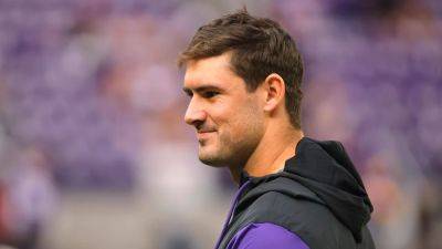 Vikings' Daniel Jones gives former Giants teammates Christmas gifts despite being released: report