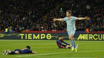 Atletico go top as late Sorloth goal earns dramatic 2-1 win at Barcelona