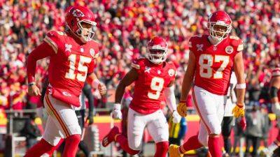 Patrick Mahomes plays through injury, lifts Chiefs past Texans - ESPN