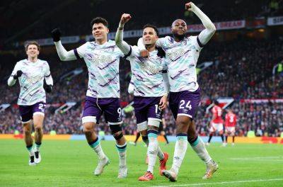 Man Utd embarrassed by Bournemouth, Chelsea held at Everton