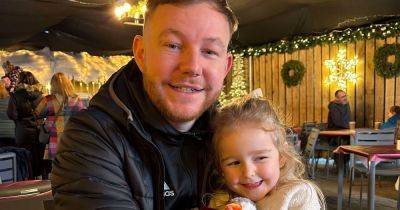 Dad and daughter head to the park on Christmas Eve to make a adorable gesture