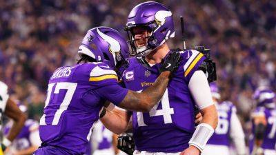 Vikings celebrate QB Sam Darnold after key win over Packers - ESPN