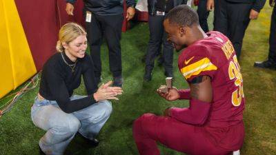 Jeremy Reaves proposes to girlfriend after Commanders' playoff-clinching win - ESPN