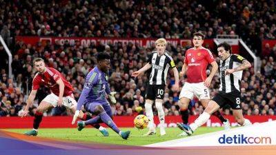 Christian Eriksen - Bruno Guimaraes - Harry Maguire - Newcastle United - Anthony Gordon - Matthijs De-Ligt - Martin Dubravka - Fabian Schar - Alexander Isak - Dan Burn - Lewis Hall - Sandro Tonali - Babak Pertama - Joshua Zirkzee - Liga Inggris - Rasmus Hojlund - MU Ketinggalan 0-2 dari Newcastle di Babak Pertama - sport.detik.com