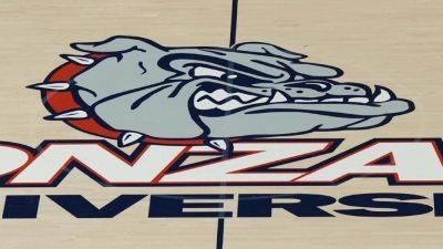 Jet carrying Gonzaga men's basketball team avoids collision at LAX - ESPN