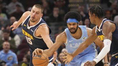 Denver Nuggets - Nikola Jokic - Michael Malone - Darius Garland - Donovan Mitchell - Long-range barrage lifts Cavaliers over Nuggets despite Jokic triple-double - channelnewsasia.com - Serbia - Los Angeles - county Cleveland - county Cavalier - county Mitchell